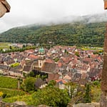 Weinberge, Fachwerk und die Burg kennzeichnen Kaysersberg im Elsass / © Foto: Georg Berg