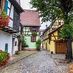 Das Elsass ist für seine mittelalterlichen Orte bekannt. Hier eine Gasse in der Altstadt von Kaysersberg / © Foto: Georg Berg