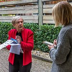 Christiane Keller, Mitbegründerin von Horizons d’Alsace erklärt Reporterin Angela Berg die Routenplanung der Wanderungen von Hotel zu Hotel ohne Gepäck / © Foto: Georg Berg