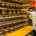 Damit die prächtige Kuppel nicht in sich zusammensinkt, werden Panettone sofort nach dem Backen über Kopf zum Auskühlen gehängt / © Foto: Georg Berg