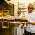 Wie schneebedeckte Kuppeln kommen die Panettone Maron aus dem Ofen. Der Schneezucker bleibt lange crunchig und bildet zum luftigen und mundfüllenden Inneren einen tollen Kontrast / © Foto: Georg Berg