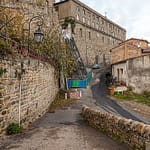 Das Quartier Saint-Ennemond bildet das historische Zentrum von Saint Chamond, Frankreich. Viele der baufälligen Häuser sind von neuen Eigentümern saniert worden. Das Quartier am Schloss wird zum größten Teil von Gastarbeitern bewohnt. Die Stadt Saint Chamond hat Häuser und Grundstücke zum Preis von 1 Euro zur Verfügung gestellt, mit der Auflage diese wieder in Stand zu setzen / © Foto: Georg Berg