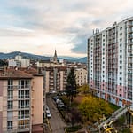 Blick über die moderne Stadt Saint-Chamond von der Anhöhe des historischen Stadtkerns aus / © Foto: Georg Berg