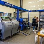 Das Herzstück der Olivenölproduktion bei Taurenne. Es ist laut, denn in der Schlagmühle werden gerade die Oliven zerkleinert. In der anschließenden Malaxation wird der Olivenbrei geknetet. Von all dem ist nichts zu sehen, denn Sauerstoffeintrag soll möglichst vermieden werden / © Foto: Georg Berg