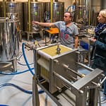 Im Vordergrund eine Filteranlage, hier werden letzte Schwebstoffe aus dem Olivenöl geholt, bevor die sortenreinen Öle in die Edelstahltanks gefüllt werden. Die Abfüllung in Flaschen erfolgt nach Bedarf / © Foto: Georg Berg