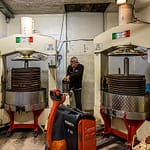 Vier mechanische Pressen sind bei Fabrice Godet gleichzeitig im Einsatz. Rund eine Stunde werden die Matten mit der aufgetragenen Olivenpaste (Grignon) gepresst / © Foto: Georg Berg