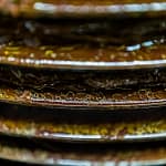 In den traditionellen Ölmühlen sind die Arbeitsschritte auf dem Weg zum Olivenöl noch einsehbar. Hier erkennt man Öl und Fruchtwasser, das aus der Presse herausläuft und aufgefangen wird,  Draguignan, Department Var, Provence, Frankreich / © Foto: Georg Berg