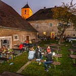 Bodenständige Kultur. Herzhafte Küche und süffiges Bier im Garten des alten Pfarrhofs in Altenstadt / © Foto: Georg Berg