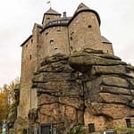 Vor über 1.000 Jahren wurde Burg Falkenberg auf einer markanten Granitformation erbaut. Heute führt ein Aufzug durch den alten Brunnenschacht in das Hotel und das Museum / © Foto: Georg Berg