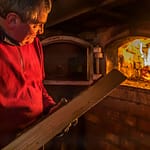 Der Tag beginnt für Braumeister Josef (Sepp) Neuber mit dem Anschüren der beiden Öfen im alten Brauhaus / © Foto: Georg Berg