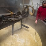 Transmissionsriemen und Digitalthermometer tragen gleichermaßen zum Gelingen des Zoigl-Brauens in der Oberpfalz bei / © Foto: Georg Berg