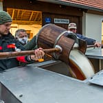 Schwungvoll wird die Zoigl-Stammwürze mit traditionellen Holzeimern in den Tankwagen gefüllt / © Foto: Georg Berg