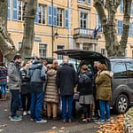 Trüffelverkauf aus dem Auto heraus. An den ersten Markttagen in Aups ist der frühe Schwarze Trüffel der Saison schnell ausverkauft / © Foto: Georg Berg