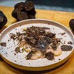 Frische Jakobsmuscheln gewürzt mit Meersalz, schwarzem Pfeffer und Olivenöl sowie frisch gehobeltem schwarzen Trüffel.  Reduziert auf diese wenigen Zutaten kommt das Aroma des schwarzen Trüffels sehr gut zur Geltung / © Foto: Georg Berg