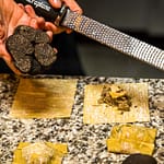 Schwarzer Trüffel kommt auch in die Rindfleisch-Ravioli von Alexandre Dimitch / © Foto: Georg Berg