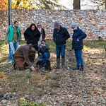 In der Region Var beweitzen die meisten Trüffelzüchter privates Land, auf dem sie Eichenbäume pflanzen und die Wurzeln des Baumes mit den Pilzsporen impfen. Auf der Domaine de Majastre in Bauduen (Provinz Var) wird die Trüffelsuche mit Spürhund auch Touristen näher gebracht / © Foto: Georg Berg