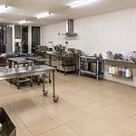 In diesem Hinterhof-Labor in Draguignan werden im Jahr und 10 Prozent der weiltweiten Trüffelernte verarbeitet. Alle Trüffel werden bei ihrer Ankunft von Hand gereinigt und dann weiterverarbeitet / © Foto: Georg Berg