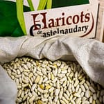 Die weißen Bohnen von Castelnaudary sind Hauptzutat des Cassoulet Eintopfes. Die längliche Lingot Bohne braucht auf den Feldern rund um Castelnaudary 90 Tage von der Aussaat bis zur Ernte / © Foto: Georg Berg