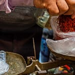 Safran ist kostbar und das Abwiegen eine wahre Prozedur / © Foto: Georg Berg