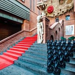 Die beeindruckende Eingangshalle von Hotel Blow up 5050, Posen. Polen. Als Gast möchte man sofort dem roten Teppich folgen. Er führt vorbei an zeitgenössicher Kunst wie Skulputen und Fotografien. Der Hotelgast wird direkt in die ebenfalls gigantische Hotelbar geführt / © Foto: Georg Berg