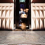 Die Hotelgäste werden Teil eines Kunst-Experiments. Angela Berg pixelt sich im Hotel Blow up 5050 in einer Installation von Rafael Lozano-Hemmer / © Foto: Georg Berg