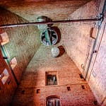 Die Bar im Hotel Blow up 5050, Posen liegt im ehemaligen Getreidespeicher der Brauerei. Hier können Zigarrenliebhaber noch ungestört ihre Havanna glimmen lassen. Der Zigarrenqualm verliert sich bei dieser gigantischen Raumhöhe / © Foto: Georg Berg