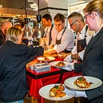 Das Serviceteam legt los: Der Hummer, den Vineet Bhatia aus der Küche kommen lässt sieht nicht nur fantastisch aus... / © Foto: Georg Berg