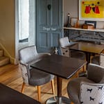 Hund und Hundebesitzer sind meist unzertrennlich. Daher gibt es im Hotel Tresanton eine Hunde-Bar. Das Restaurant serviert auch hier die Speisekarte. Die Einrichtung ist auch optisch sehr Hundefreund-freundlich / © Foto: Georg Berg