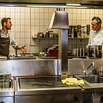 Küchen-Dialog zwischen Sternekoch Michael Kempf (links) in der Küche des Parkhotels Ahrensburg mit Küchenchef Christian Stockmann / © Foto: Georg Berg