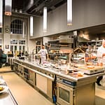 Eine Küche wie eine Kathedrale. Hier findet jeden Montag auch für externe Gäste ein Chef’s Table statt / © Foto: Georg Berg