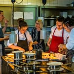 Frederick Desch und sein Team bei den Vorbereitungen zum Abendmenü / © Foto: Georg Berg