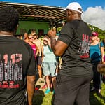 Im schwarzen Jubiläums-T-Shirt erklärt das Hash-Mouth die Regeln und einige Besonderheiten der heutigen Strecke / © Foto: Georg Berg