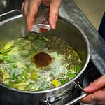 Simon Klein bei der Zubereitung der Bohnensuppe mit Rauchbier, Safran und Bohnenkraut / © Foto: Georg Berg