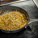 So entlockt man dem Süßholz die Süße. Geraspelt und in Wasser aufgekocht / © Foto: Georg Berg