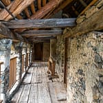 In Cerentino kann man im aufwendig renovierten historischen Patrizierhaus Cà Vegia wohnen, mit jahrhundertealten Originalmöbeln, aber ohne Strom. Das alte Haus wurde originalgetreu mit den ursprünglichen Materialien renoviert, Circolo della Rovana, Schweiz / © Foto: Georg Berg