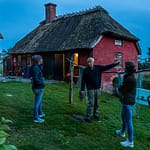 Angela Berg im abendlichen Gespräch mit Cecilia Blixen und ihrem Vater Chistian Blixen im Garten der Villa Skovly, Hesselager, Dänemark / © Foto: Georg Berg