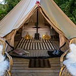 Glamping im Garten der Villa Skovly. Das geräumige Zelt mit Doppelbett steht auf einer Holzterasse im Obstgarten. Die Villa Skovly gehört Familie Blixen. Der Familiensitz der dänischen Linie, der Barone von Blixen-Finecke, Schloss Hesselagergaard liegt ganz in der Nähe / © Foto: Georg Berg