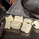 Die Herstellung von Hellim braucht acht Stunden Zeit. Die Käsespezisliät aus Nordzypern kann frisch gegessen werden. Wird aber meist in der Pfanne gebraten oder gegrillt / © Foto: Georg Berg