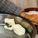 Seine typische eckige Form erhält Hellim bzw Halloumi weil der flüssige Käsebruch auf ein Blech gegossen wird und dort weiter stockt bevor er in Stücke geschnitten in kochendes Wasser gelegt wird / © Foto: Georg Berg