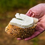 Die Herstellung von Hellim braucht acht Stunden Zeit. Die Käsespezisliät aus Nordzypern kann frisch gegessen werden. Wird aber meist in der Pfanne gebraten oder gegrillt / © Foto: Georg Berg