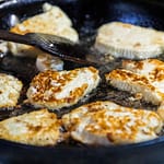 Halloumi wird mit Sonnenblumenöl in der Pfanne gebraten - er ist recht formstabil und hält einiges aus / © Foto: Georg Berg