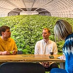 Nordic Wasabi Gründer Ragnar Atli Tomason, links im Bild und Olli Hall zuständig für Marketing und Verkauf vor der Fotowand des ersten Wasabi-Gewächshauses in Island / © Foto: Georg Berg