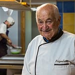 Bernard Xueref hat sich in einem Alter der Herstellung bester Schokolade verschrieben, in dem andere Menschen sich zur Ruhe setzen. 2013 kauft er auf São Tomé zwei Hektar Pilot-Parzellen. Ziel auf dem Versuchsterrain ist die Verbesserung der Anbaumethoden, um die Erträge und somit auch das Einkommen der Bauern vor Ort zu steigern / © Foto: Georg Berg