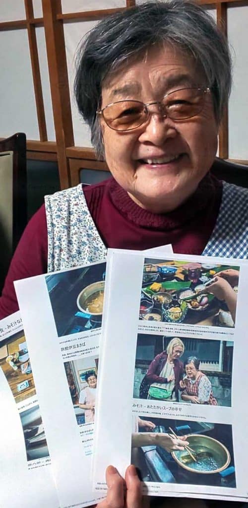 Okami Iyama hat unsere Tellerrand-Story in japanischer Übersetzung ausgedruckt und mit dem Foto unterstrichen, dass unsere Begegnung auch bei ihr einen bleibend positiven Eindruck hinterlassen hat