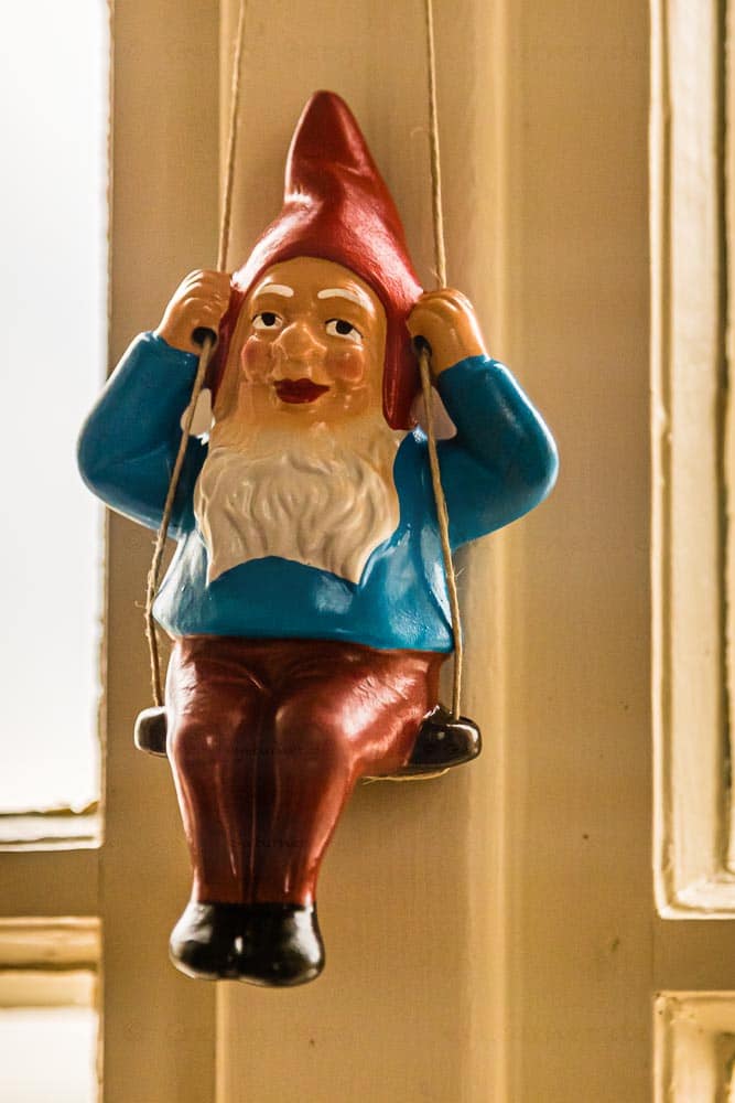 Neuzugang: Gartenzwerg auf Schaukel – vielleicht auch eine versteckte Anspielung auf Theodor Fontanes Effie Briest? / © Foto: Georg Berg