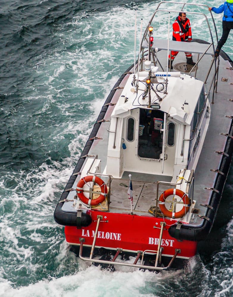 In voller Fahrt besteigt der Lotse für die Gewässer vor Roscoff die Armorique / © Foto: Georg Berg