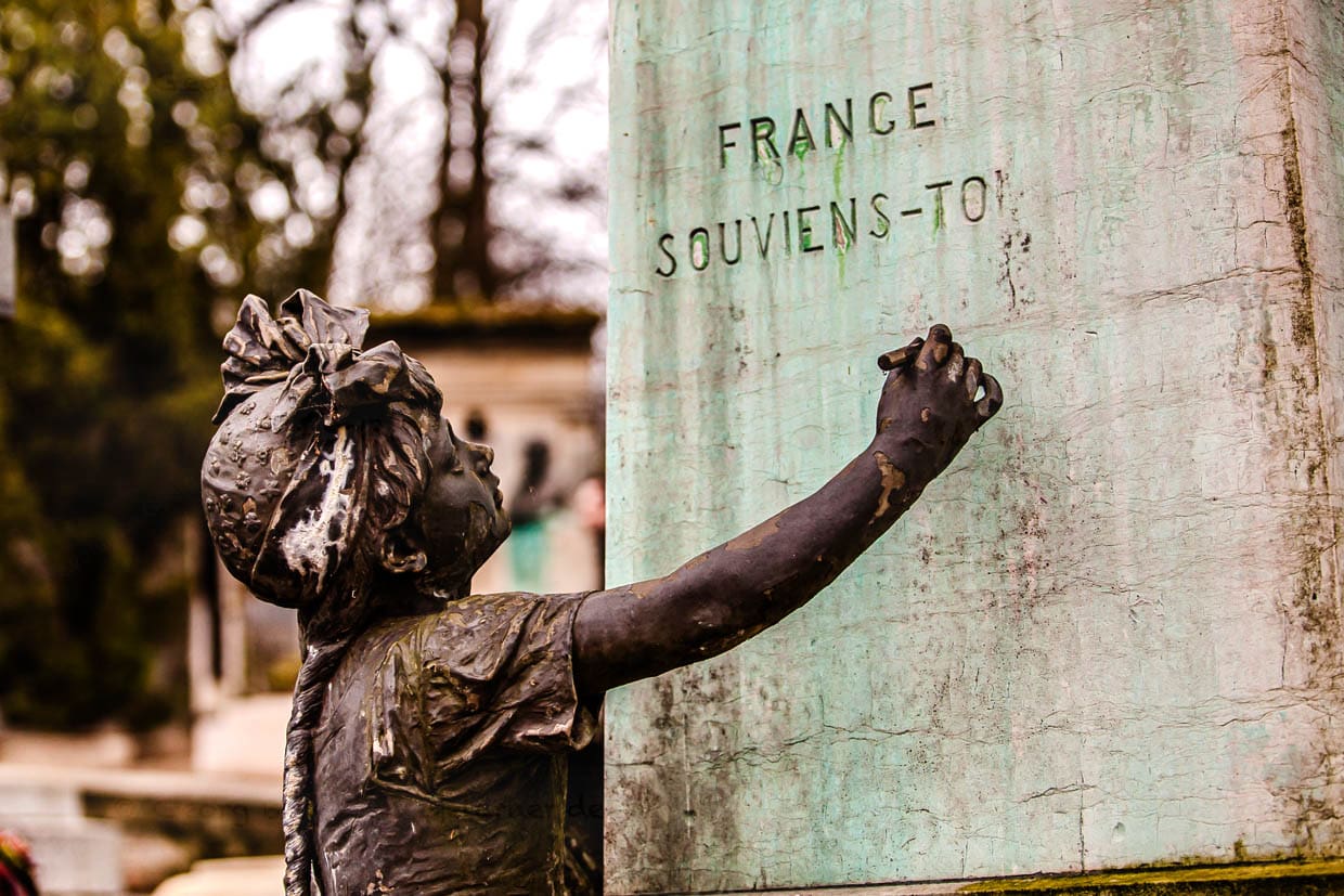 Monument mit der Skulptur eines Kindes und der Inschrift „France souviens toi" / © Foto: Georg Berg