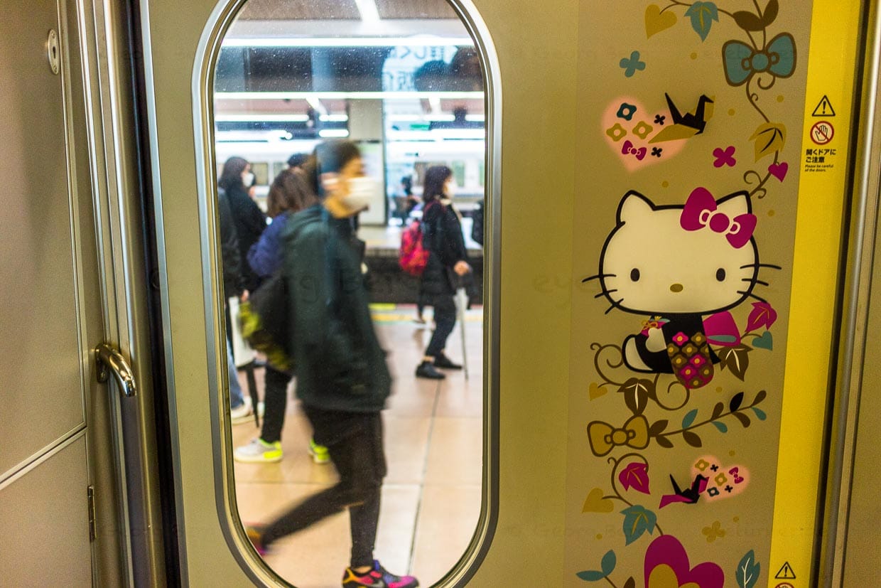 Kawaii nennen Japaner ihren Hang zur Niedlichkeit. Es gbit Zuge im beliebten Hello Ktty Design. / © Foto: Georg Berg