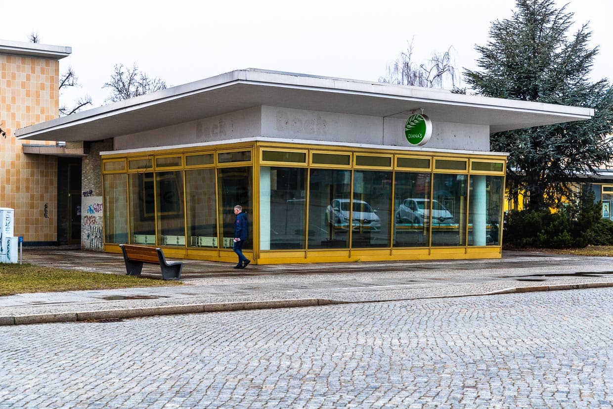 Erste Selbstbedienugs-Kaufhalle der DDR um 1958 an der Heinrich-Heine-Allee mit Parkanlagen und Kunst im öffentlichen Raum. Gesellschaft- und Versorgungseinrichtungen liegen in der Planstadt Eisenhüttenstadt stets dicht beieinander / © Foto: Georg Berg