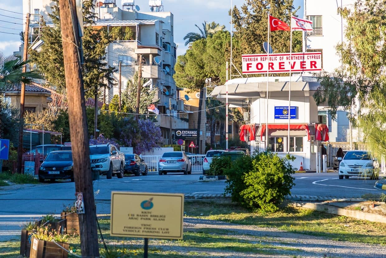 Grenzübergang Ledra Palace, Nikosia. Blick aus der Buffer Zone auf den türkisch-zypriotischen Kontrollposten mit den Flaggen der Türkischen Republik Nordzypern und der Türkei / © Foto: Georg Berg